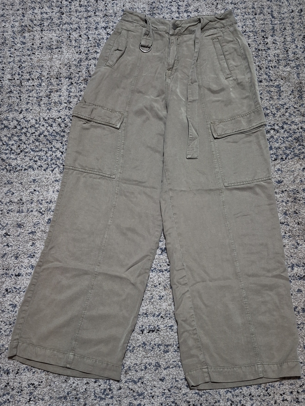 GUESS Wide-Leg Cargo Pants in Olive